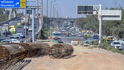 The Public Works Department plans to complete the construction work on the Sarai Kale Khan flyover project by April this year. (Raj K Raj/HT Photo) The Public Works Department plans to complete the construction work on the Sarai Kale Khan flyover project by April this year. (Raj K Raj/HT Photo)