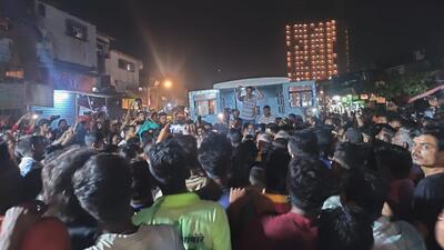 The angry mob gathered on Salt Pan Road when Supriya’s body was brought home from the Sion Hospital after a post-mortem examination. The reaction was sparked off by the sight of the ambulance that approached the Barkat Ali Naka and residents – who were already furious over her death – blocked the road and voiced against the ‘callousness’ of the Wadala police (HT PHOTO) The angry mob gathered on Salt Pan Road when Supriya’s body was brought home from the Sion Hospital after a post-mortem examination. The reaction was sparked off by the sight of the ambulance that approached the Barkat Ali Naka and residents – who were already furious over her death – blocked the road and voiced against the ‘callousness’ of the Wadala police (HT PHOTO)