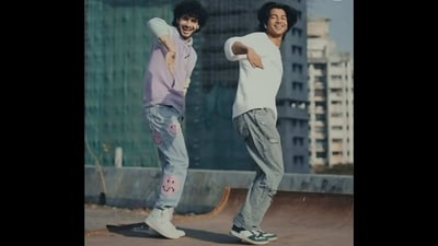 Bharat Madaan and Vaibhav Dixit dancing to Lata Mangeshkar’s viral song Mera Dil Ye Pukare Aaja. (Instagram/@bharat_madaan_) Bharat Madaan and Vaibhav Dixit dancing to Lata Mangeshkar’s viral song Mera Dil Ye Pukare Aaja. (Instagram/@bharat_madaan_)