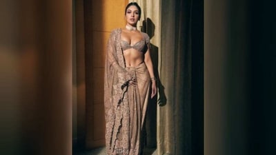 Assisted by celebrity make up artist, Sonik Sarwate, Bhumi chose shimmering pink and black eye shadow, winged eyeliner, mascara on the lashes, darkened brows, berry-toned lip shade, rouged cheeks, and glowing base for the glam picks. (Instagram/@bhumipedneker) Assisted by celebrity make up artist, Sonik Sarwate, Bhumi chose shimmering pink and black eye shadow, winged eyeliner, mascara on the lashes, darkened brows, berry-toned lip shade, rouged cheeks, and glowing base for the glam picks. (Instagram/@bhumipedneker)