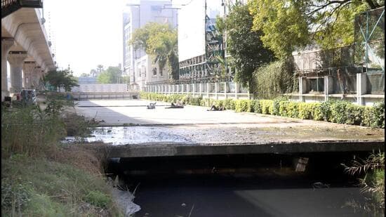 Drains covered by concrete on the Sahibabad-Link Road stretch. (Sakib Ali/HT PHOTO)
