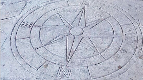 Hemant Morparia noticed this compass motif with incorrect directions on a recently done-up pavement on Ridge Road. He said, “Somebody made the decision to have that compass motif but nobody bothered to check whether the orientation was correct. This is a comment they’re making on themselves actually and one can interpret it in many ways: ignorance, complacency or just carelessness.’ (Twitter)