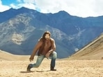 Salman Khan dances to Naiyo Lagda from his upcoming film Kisi Ka Bhai Kisi Ki Jaan. 