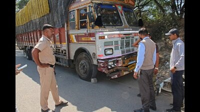 A speeding truck hit as many as 10 vehicles that were stranded in a traffic jam on the slope of the Vadgaon Bridge on Katraj-Dehu Road bypass around 9.45 am on Tuesday. (Ravindra Joshi/HT PHOTO)