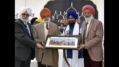 Akal Takht Jathedar Giani Harpreet Singh (2-R) being honoured by Khalsa College Governing Council honorary secretary Rajinder Mohan Singh Chhina (2-L), Principal Dr. Mehal Singh (R) and other during 8th Amritsar Sahit Utsav and Book Fair 2023’ at Khalsa College, Amritsar on Tuesday. (Photo by Sameer Sehgal /Hindustan Times) (HT Photo) Akal Takht Jathedar Giani Harpreet Singh (2-R) being honoured by Khalsa College Governing Council honorary secretary Rajinder Mohan Singh Chhina (2-L), Principal Dr. Mehal Singh (R) and other during 8th Amritsar Sahit Utsav and Book Fair 2023’ at Khalsa College, Amritsar on Tuesday. (Photo by Sameer Sehgal /Hindustan Times) (HT Photo)