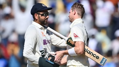 India's Rohit Sharma (L) greets Australia's Steven Smith after the third day of the first Test cricket match between India and Australia at the Vidarbha Cricket Association (VCA) Stadium in Nagpur on February 11, 2023. (Photo by Indranil MUKHERJEE / AFP) / IMAGE RESTRICTED TO EDITORIAL USE - STRICTLY NO COMMERCIAL USE (AFP)