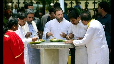 Congress leaders Rahul Gandhi, the CM Siddaramaiah, along with others, at the newly launched 'Indira Canteen', in 2018. (PTI)
