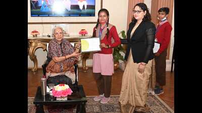 Governor Anadiben Patel felicitates a student at Raj Bhavan. (HT Photo)