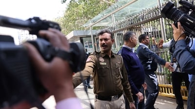 Police officers stand outside a building having BBC offices, where income tax officials are conducting a search, in New Delhi, India, February 14, 2023. REUTERS/Anushree Fadnavis (REUTERS)