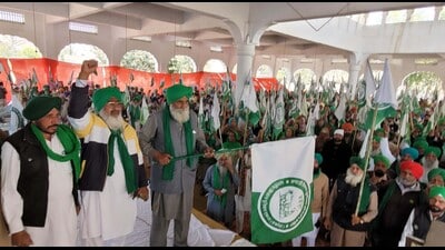 Manjit Singh Dhaner with Bhartiya Kisan Union Dakonda flag during meeting in Hazi Rattan Gurudwara at Bathinda, on Tuesday.(Photo by Sanjeev Kumar/Hindustan Times) (HT Photo) Manjit Singh Dhaner with Bhartiya Kisan Union Dakonda flag during meeting in Hazi Rattan Gurudwara at Bathinda, on Tuesday.(Photo by Sanjeev Kumar/Hindustan Times) (HT Photo)