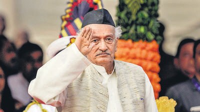 The Shiv Sena (UBT) termed the development as “shameful” and said that the state’s BJP leaders were following the orders of their central leadership. “This shows their helplessness,” said Shiv Sena (UBT) spokesperson Arvind Sawant. “They too have no love or respect for Koshyari but have been asked by the leadership to bid him farewell with honour. Why does the BJP consider a person who insulted Shivaji Maharaj ideal?” (PTI) The Shiv Sena (UBT) termed the development as “shameful” and said that the state’s BJP leaders were following the orders of their central leadership. “This shows their helplessness,” said Shiv Sena (UBT) spokesperson Arvind Sawant. “They too have no love or respect for Koshyari but have been asked by the leadership to bid him farewell with honour. Why does the BJP consider a person who insulted Shivaji Maharaj ideal?” (PTI)