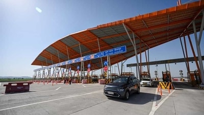 The first toll plaza on the Delhi to Dausa stretch is at Khalilpur. (Raj K Raj/HT Photo) The first toll plaza on the Delhi to Dausa stretch is at Khalilpur. (Raj K Raj/HT Photo)