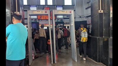 The two luggage checking machines at both entrance gates of Pune railway station are being removed due to technical issues. (SHANKAR NARAYAN/ HT ) The two luggage checking machines at both entrance gates of Pune railway station are being removed due to technical issues. (SHANKAR NARAYAN/ HT )