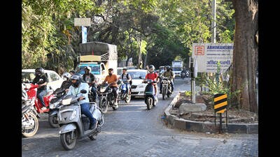 Traffic seen on Abhimanshree society road on Tuesday. (Kalpesh Nukte/HT PHOTO) Traffic seen on Abhimanshree society road on Tuesday. (Kalpesh Nukte/HT PHOTO)