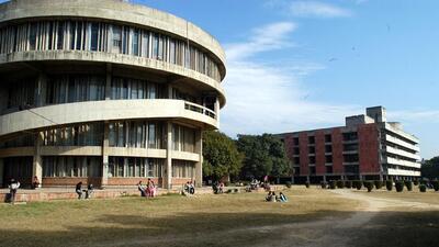 With two gates at Panjab University (PU) closed till afternoon on the occasion of Valentine’s Day on Tuesday, staffers, students and visitors had to face a lot of inconvenience. (HT File Photo)
