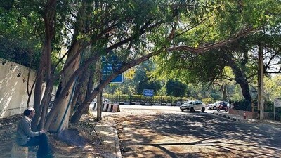 An Ayodhya native, the middle-aged gentleman is sitting by a shaded roadside in south Delhi’s posh Anand Niketan. (HT) An Ayodhya native, the middle-aged gentleman is sitting by a shaded roadside in south Delhi’s posh Anand Niketan. (HT)
