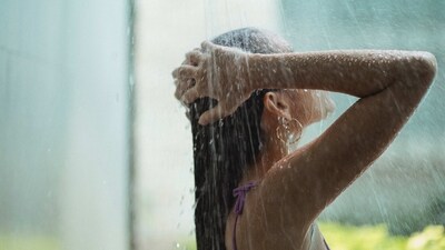 Keep warm water away: Never wash scalp and hair with warm or lukewarm water. When you use hot water, your hair is stressed, and you end up with frizzy, brittle, and dry hair. The heat weakens your hair, which is another factor that contributes to hair loss. Normal tap water has an appropriate temperature to keep the scalp and hair healthy. (Armin Rimoldi on pexels ) Keep warm water away: Never wash scalp and hair with warm or lukewarm water. When you use hot water, your hair is stressed, and you end up with frizzy, brittle, and dry hair. The heat weakens your hair, which is another factor that contributes to hair loss. Normal tap water has an appropriate temperature to keep the scalp and hair healthy. (Armin Rimoldi on pexels )
