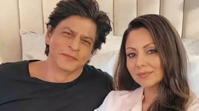 Shah Rukh responded to a fan who asked what was his first gift to wife Gauri Khan on Valentin's Day. Shah Rukh responded to a fan who asked what was his first gift to wife Gauri Khan on Valentin's Day.