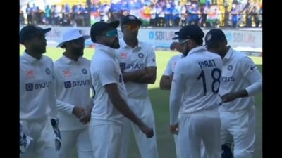 Virat Kohli and Ravindra Jadeja attempting Jhoome Jo Pathaan's hook step. (Twitter/@Asifsrksoldier) Virat Kohli and Ravindra Jadeja attempting Jhoome Jo Pathaan's hook step. (Twitter/@Asifsrksoldier)