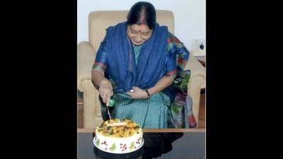Bansuri Swaraj shared this throwback picture while remembering her mother Sushma Swaraj on her 71st birth anniversary. (Twitter/@BansuriSwaraj) Bansuri Swaraj shared this throwback picture while remembering her mother Sushma Swaraj on her 71st birth anniversary. (Twitter/@BansuriSwaraj)