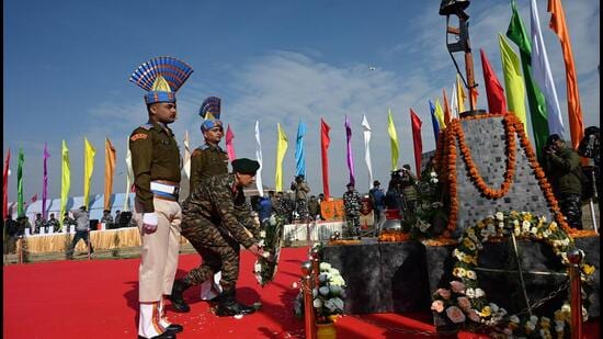 A senior CRPF official lays a wreath to pay homage to Pulwama martyrs at Lethpora camp on the outskirts of Srinagar on Tuesday. (Waseem Andrabi /Hindustan Times)