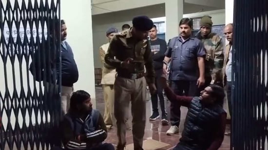 Scuffle breaks out between BJP MLA Rajesh Prajapati and police official in Madhya Pradesh's Chhatarpur. (Twitter/Live Hindustan)
