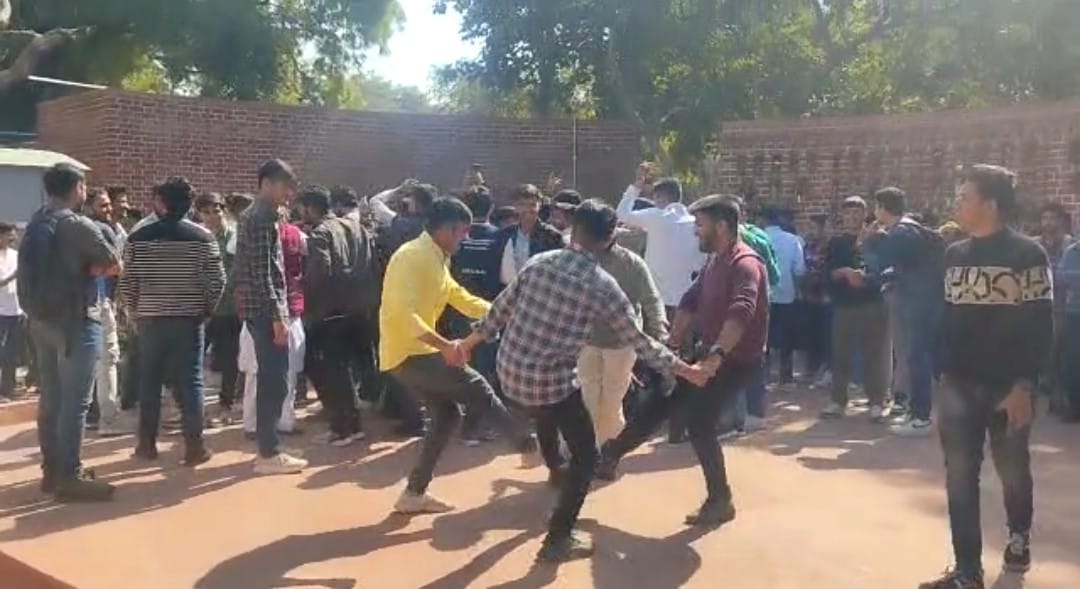 Flower garlands were hung on the V-Tree instead of condoms, after which the students danced to songs and celebrated Valentine’s Day. Flower garlands were hung on the V-Tree instead of condoms, after which the students danced to songs and celebrated Valentine’s Day.