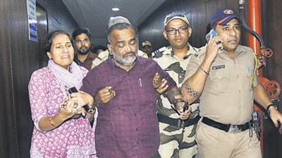 Thane, India - February 15, 2023: Thane Municipal Corporation (TMC) Assistant Commissioner Mahesh Aher helped by staff and police officials on his way to office, after being manhandled by NCP workers, in Thane, India, on Wednesday, February 15, 2023. (Praful Gangurde/HT Photo) (HT PHOTO) Thane, India - February 15, 2023: Thane Municipal Corporation (TMC) Assistant Commissioner Mahesh Aher helped by staff and police officials on his way to office, after being manhandled by NCP workers, in Thane, India, on Wednesday, February 15, 2023. (Praful Gangurde/HT Photo) (HT PHOTO)