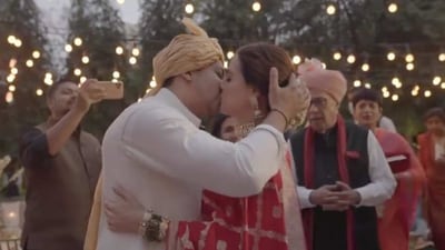 Dia Mirza and Vaibhav Rekhi share a kiss at their wedding. Dia Mirza and Vaibhav Rekhi share a kiss at their wedding.