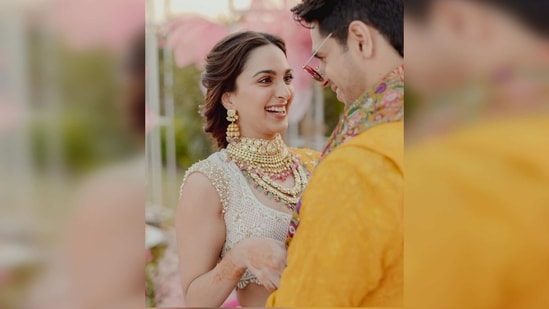 For the ceremony, Kiara Advani donned an ivory embellished lehenga paired with a yellow dupatta.&nbsp;(Instagram/@kiaraaliaadvani)