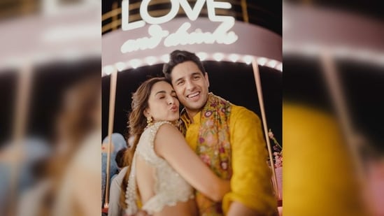 Kiara Advani shared a slew of photos and captioned her post, "Pyaar ka rang chada hai."&nbsp;(Instagram/@kiaraaliaadvani)