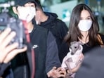 Song Joong Ki with wife Katy Louise Saunders at Incheon airport in Seoul. (Osen/ Newsen) Song Joong Ki with wife Katy Louise Saunders at Incheon airport in Seoul. (Osen/ Newsen)