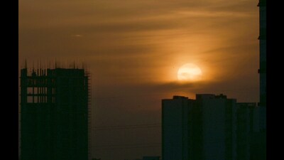 At the “moderate” level through the week, Chandigarh’s air quality plunged to “poor” on Thursday. The air quality index (AQI) had remained below 200 (moderate) since Monday. But on Thursday, it crossed the 200 mark (poor) at all three Continuous Ambient Air Quality Monitoring Stations (CAAQMS) in the city. (HT Photo) At the “moderate” level through the week, Chandigarh’s air quality plunged to “poor” on Thursday. The air quality index (AQI) had remained below 200 (moderate) since Monday. But on Thursday, it crossed the 200 mark (poor) at all three Continuous Ambient Air Quality Monitoring Stations (CAAQMS) in the city. (HT Photo)
