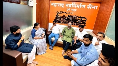 BJP leaders Murlidhar Mohol and Madhuri Misal recently met MNS leaders seeking their support. (HT PHOTO)