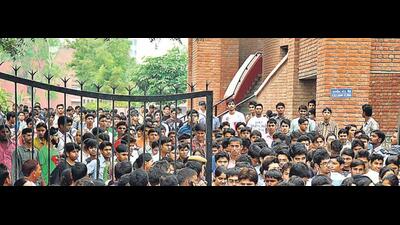 CBSE class 10 and 12 examinations began on Wednesday. (HT Photo (file)) CBSE class 10 and 12 examinations began on Wednesday. (HT Photo (file))