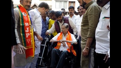 Despite being unwell, MP Girish Bapat was seen in a wheelchair with oxygen in tow, attending a gathering at Kesri Wada on Thursday ahead of the bypolls. (Rahul Raut/HT PHOTO)