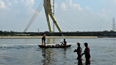 Fishermen on the Yamuna River in Wazirabad with Signature Bridge in the background, in Delhi. (HT Archive) Fishermen on the Yamuna River in Wazirabad with Signature Bridge in the background, in Delhi. (HT Archive)