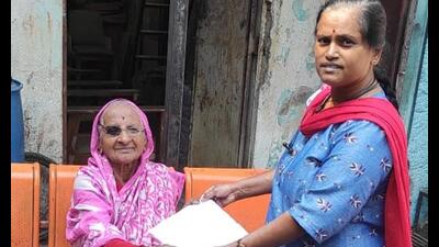 For senior citizens and disabled people above the age of 80, the Indian Election Commission has provided postal voting service (HT PHOTO) For senior citizens and disabled people above the age of 80, the Indian Election Commission has provided postal voting service (HT PHOTO)