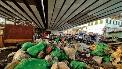 Illegally parked two and four-wheelers, large amount of garbage seen below the Sangamwadi Bridge near Patil estate and Sancheti Hospital. (Kalpesh Nukte/HT PHOTO) Illegally parked two and four-wheelers, large amount of garbage seen below the Sangamwadi Bridge near Patil estate and Sancheti Hospital. (Kalpesh Nukte/HT PHOTO)