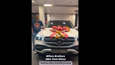 MBA chai wala buys Mercedes worth ₹90 lakhs. (Instagram/@prafullmbachaiwala) MBA chai wala buys Mercedes worth ₹90 lakhs. (Instagram/@prafullmbachaiwala)