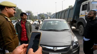 Noida traffic police penalise vehicles without high security number plates at Noida-Delhi border. (Sunil Ghosh/HT PHOTO) Noida traffic police penalise vehicles without high security number plates at Noida-Delhi border. (Sunil Ghosh/HT PHOTO)