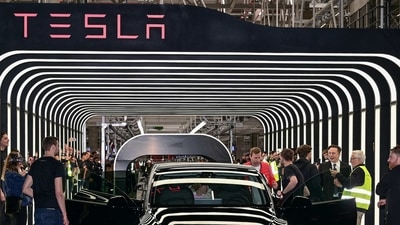 Elon Musk hands over a Model Y car to a customer during the opening ceremony of the new Tesla Gigafactory in Gruenheide, Germany in 2022. (REUTERS/File Photo) Elon Musk hands over a Model Y car to a customer during the opening ceremony of the new Tesla Gigafactory in Gruenheide, Germany in 2022. (REUTERS/File Photo)