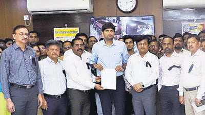 Thane, India - February, 16, 2023: In yesterday's Thane Municipal Corporation Assistant Commissioner Mahesh Aher assault case, Thane Municipal Corporation employees and officials worked under black tape today and gave a letter to Commissioner Abhijit Bangar, in Thane, India, on,Thursday, February, 16, 2023. ( Praful Gangurde / HT Photo)