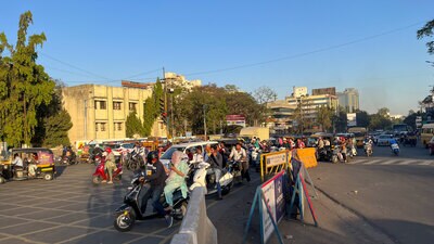 The signals at SPPU Chowk resume as authorities assess change in traffic diversion at SPPU circle on Thursday. (Kalpesh Nukte/HT PHOTO)