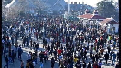 Tourist rush at the Ridge in Shimla. Hotel owners of Himachal Pradesh have urged the state government to bring down the bar licence fee as they are faced with losses due to limited clientele and the business being seasonal. (Deepak Sansta/HT file photo) Tourist rush at the Ridge in Shimla. Hotel owners of Himachal Pradesh have urged the state government to bring down the bar licence fee as they are faced with losses due to limited clientele and the business being seasonal. (Deepak Sansta/HT file photo)