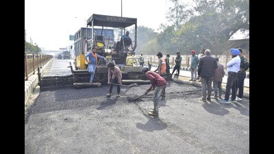 Workers preparing for the repair of road in Amritsar ahead of G-20 summit being hosted by Amritsar . (Photo by Sameer Sehgal /Hindustan Times) (HT Photo) Workers preparing for the repair of road in Amritsar ahead of G-20 summit being hosted by Amritsar . (Photo by Sameer Sehgal /Hindustan Times) (HT Photo)