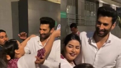 Aditya Roy Kapur pushed a fan after she tried to kiss him. Aditya Roy Kapur pushed a fan after she tried to kiss him.