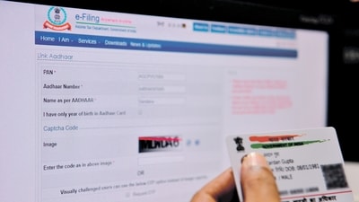PAN can be linked with Aadhaar on the income tax department’s website after paying a fee of ₹1000, (Photo: Mint) (MINT_PRINT) PAN can be linked with Aadhaar on the income tax department’s website after paying a fee of ₹1000, (Photo: Mint) (MINT_PRINT)
