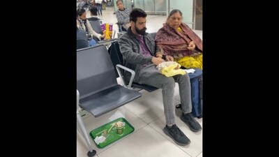 Madhur Singh eating home-cooked aalo ke parathe with his mom at the airport. (Twitter/@ThePlacardGuy)