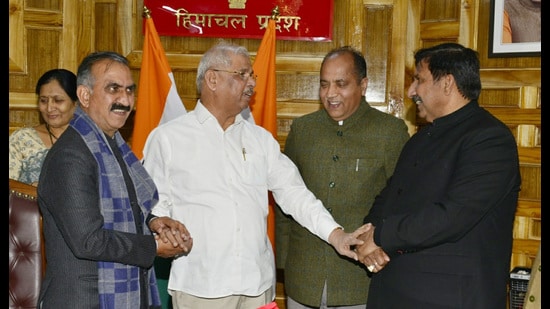 Himachal chief minister Sukhvinder Singh Sukhu with outgoing governor Rajendra Vishwanath Arlekar, deputy chief minister Mukesh Agnihotri and leader of Opposition Jai Ram Thakur in Shimla on Thursday. (HT Photo)